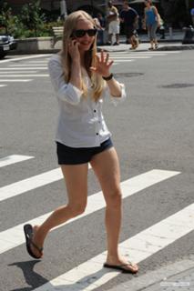 Amanda Seyfried feet photo thumbnail