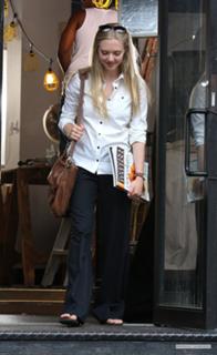 Amanda Seyfried feet photo thumbnail