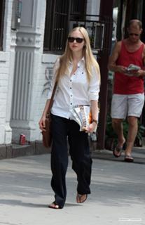 Amanda Seyfried feet photo thumbnail