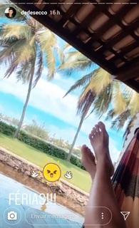 Deborah Secco feet photo thumbnail