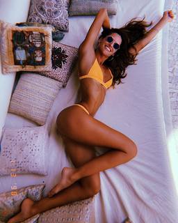 Izabel Goulart feet photo thumbnail