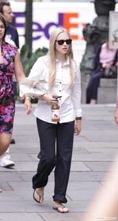 Amanda Seyfried feet photo thumbnail