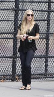 Amanda Seyfried feet photo thumbnail