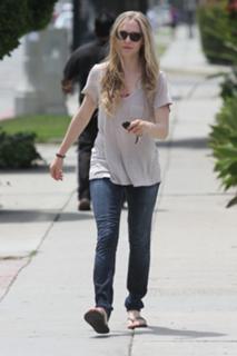Amanda Seyfried feet photo thumbnail