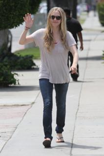 Amanda Seyfried feet photo thumbnail