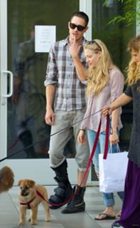 Amanda Seyfried feet photo thumbnail