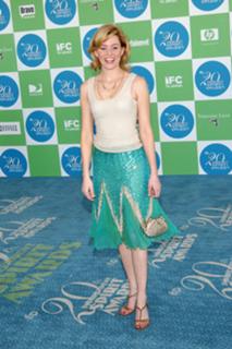 Elizabeth Banks feet photo thumbnail