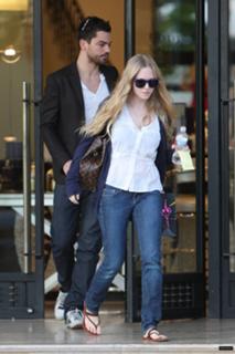 Amanda Seyfried feet photo thumbnail