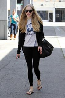 Amanda Seyfried feet photo thumbnail