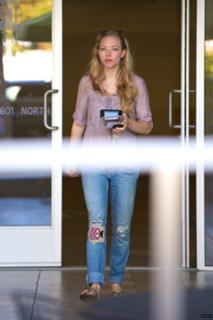 Amanda Seyfried feet photo thumbnail