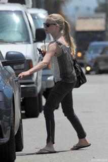Amanda Seyfried feet photo thumbnail
