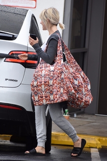 Julianne Hough feet photo thumbnail