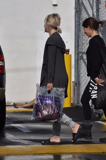 Julianne Hough feet photo thumbnail