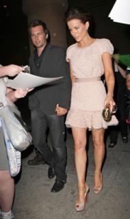 Kate Beckinsale feet photo thumbnail