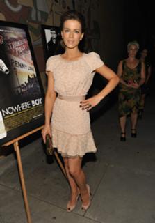 Kate Beckinsale feet photo thumbnail