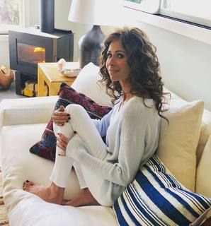 Minnie Driver feet photo thumbnail