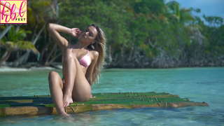 Alexis Ren feet photo thumbnail
