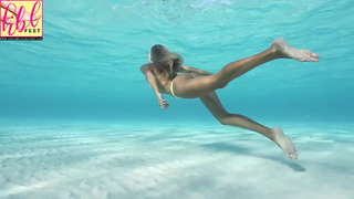 Alexis Ren feet photo thumbnail