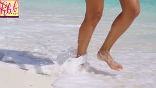 Alexis Ren feet photo thumbnail