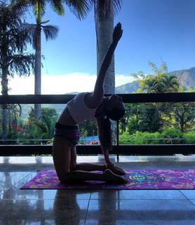Isis Valverde feet photo thumbnail
