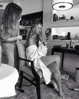 Kaley Cuoco feet photo thumbnail