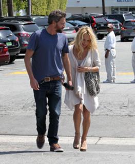 Pamela Anderson feet photo thumbnail