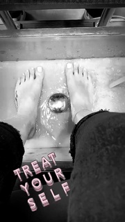 Athina Oikonomakou feet photo thumbnail