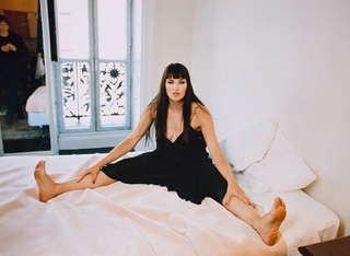 Lucy Lawless feet photo thumbnail
