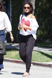 Emmanuelle Chriqui feet photo thumbnail