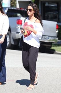Emmanuelle Chriqui feet photo thumbnail