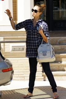 Jessica Alba feet photo thumbnail
