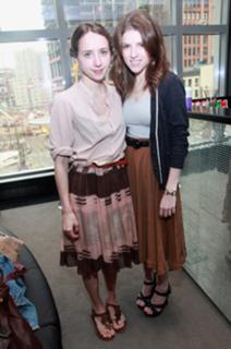 Anna Kendrick feet photo thumbnail