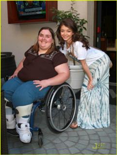 Sarah Hyland feet photo thumbnail
