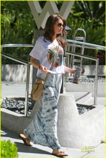 Sarah Hyland feet photo thumbnail