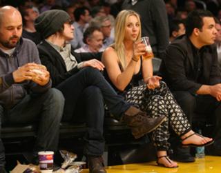 Kaley Cuoco feet photo thumbnail