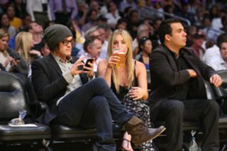Kaley Cuoco feet photo thumbnail