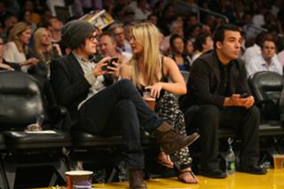 Kaley Cuoco feet photo thumbnail