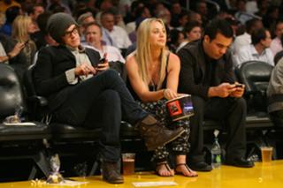 Kaley Cuoco feet photo thumbnail