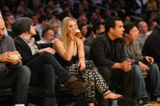 Kaley Cuoco feet photo thumbnail