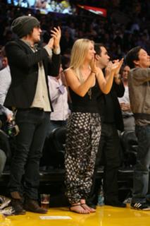 Kaley Cuoco feet photo thumbnail
