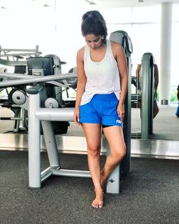 Hina Khan feet photo thumbnail