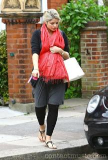 Holly Willoughby feet photo thumbnail