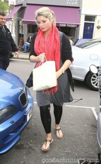 Holly Willoughby feet photo thumbnail