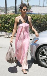 Halle Berry feet photo thumbnail