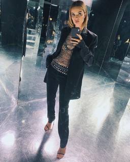 Rosie Huntington-Whiteley feet photo thumbnail