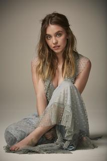 Sydney Sweeney feet photo thumbnail