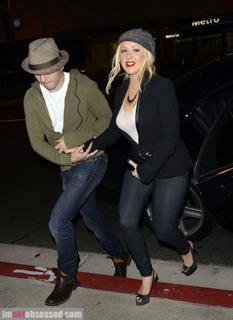 Christina Aguilera feet photo thumbnail