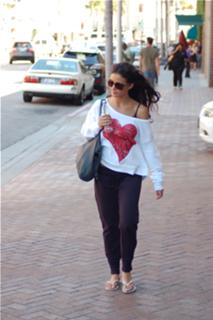Emmanuelle Chriqui feet photo thumbnail