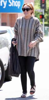 Miley Cyrus feet photo thumbnail
