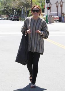 Miley Cyrus feet photo thumbnail